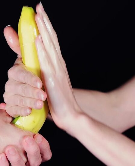 Masaż w celu zwiększenia członka za pomocą przykładu bananowego